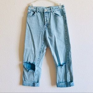 TOPSHOP MOTO GIRLFRIEND BLUE RIPPED BUTTON JEANS